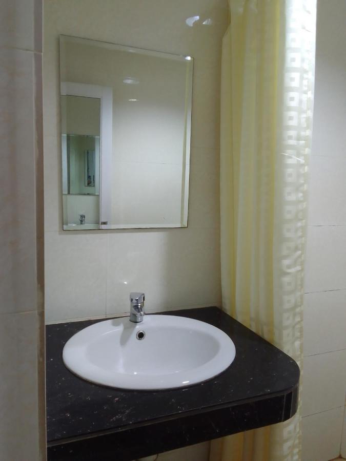 Super Oyo 90464 Borneo Suites Hotel Kota Kinabalu Kültér fotó